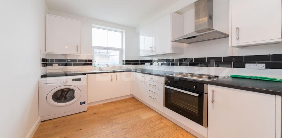 			STUNNING SPACIOUS SPLIT LEVEL 3 BEDROOM FLAT, 3 Bedroom, 1 bath, 1 reception Flat			 Springdale Road , Stoke Newington